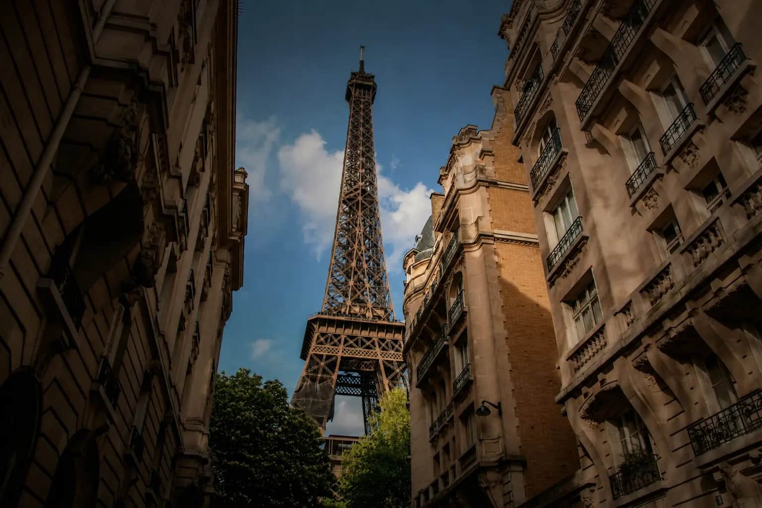 Paris – Eiffel Tower street view - Hospitality internships in France